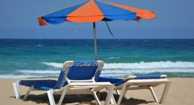 Bakan Ersoy duyurdu: Emekliye ücretsiz şezlong 