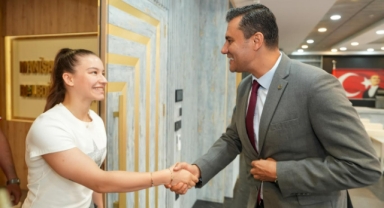 Başkan Zeyrek, Dünya ve Avrupa Şampiyonu Aerobik Jimnastikçi Ayşe Begüm Onbaşı’yı konuk etti