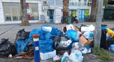 İzmir’in merkezinde bir gün: Bir yanı ölü balık diyarı, bir yanı çöplük… 