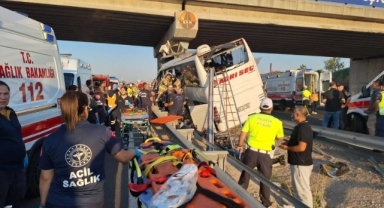 Katliam gibi kaza: 9 kişi öldü, 26 kişi yaralı