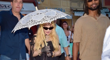 Madonna, kendisinden 37 yaş küçük yeni erkek arkadaşı Akeem Morris ile el ele görüntülendi 