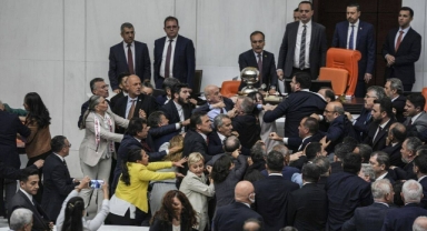 Meclis’e fiilen kilit vuruldu