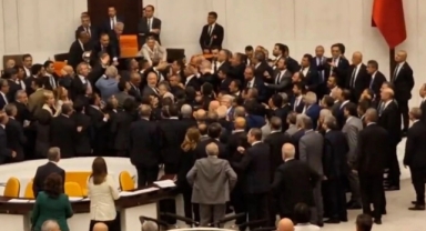 Milletvekilleri birbirine girdi: Meclis'te yumruklu kavga! 