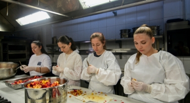 Bornova'da çiftçinin erikleri, ihtiyaç sahiplerine ulaştı