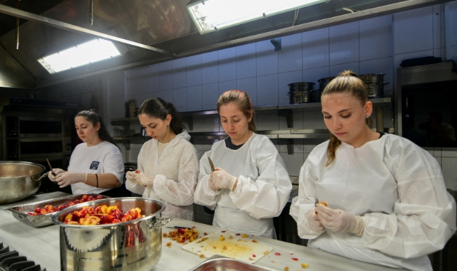Bornova'da çiftçinin erikleri, ihtiyaç sahiplerine ulaştı