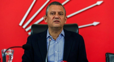 Özgür Özel'in ayağı kırıldı