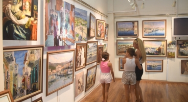 Selma Top'un renkli dünyası Foça'da 