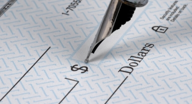 Yarım milyonluk senedi kapıp saniyeler içinde yuttu 