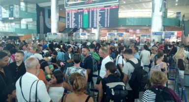 Yolcular isyan etti... 10 saattir uçak bekliyorlar 