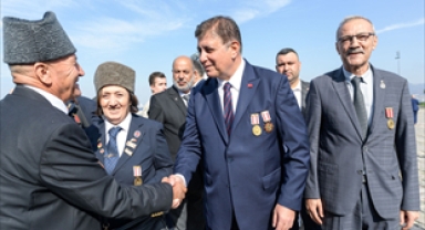 Başkan Tugay babasının madalyalarıyla kahramanların gününe katıldı