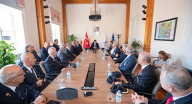 Başkan Tugay gazi derneklerini makamında ağırladı: Bizim için değerlisiniz