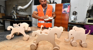 Büyükşehir’in “tasarruf” atölyesi: Geri dönüştürülen malzemeler çocuklara oyuncak oluyor