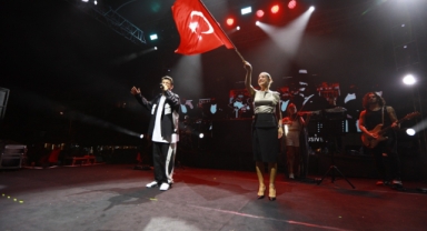 Efes Selçuk kurtuluşunun 102. yılında Norm Ender ile parladı