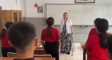 Enkazdan 25 saat sonra kurtarılan Aslı öğretmen öğrencilerine kavuştu