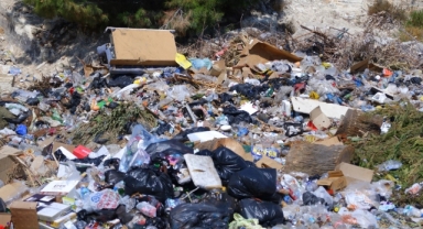 Foça'daki çöp yığınlarına vatandaşın tepkisi büyüyor!