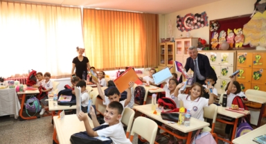 Güzelbahçe Belediyesi’nden öğrencilere kırtasiye desteği