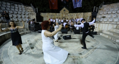  İki yakanın barış ezgileri Efes Selçuk’ta yankılandı