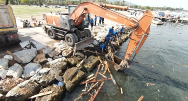 İnciraltı’nda kaçak iskele ve ahşap yapılar yıkıldı 