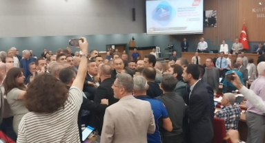 İzBB Meclisi'nde tansiyon yükseldi: CHP'li ve AK Partili üyeler karşı karşıya geldi!