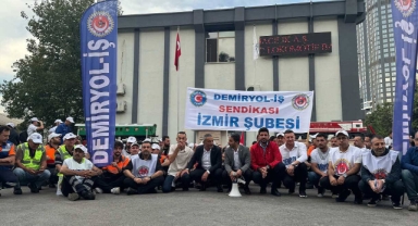 İzmir'de demiryolu işçilerinden oturma eylemi: Bozulan ekonominin bedelini biz ödemeyeceğiz