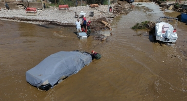 İzmir’de sağanak hayatı olumsuz etkiledi: Yol çöktü, araçlar denize sürüklendi