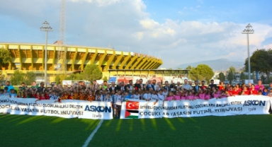 İzmirli çocuklar Filistinli kardeşleri için sahaya çıktı 