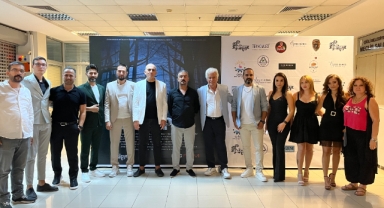 'Kampta' filminin galasında, oyuncular ve yapım ekibi davetlilerle buluştu