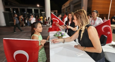 Konak standında 9 Eylül coşkusu: Başkan Mutlu’dan ziyaretçilere hediye