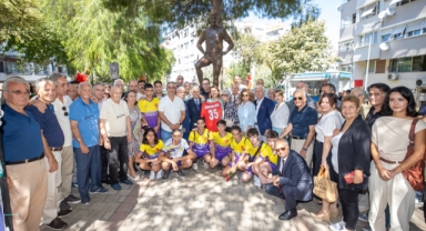 Konak’ta Metin Oktay’a anıtı başında anma