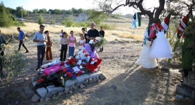 Narin’in mezarına okul önlüğü ve çanta bırakıldı 