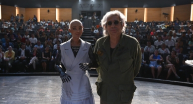 Okan Bayülgen ve Robot Sophia, İzmirliler ile bir araya geldi