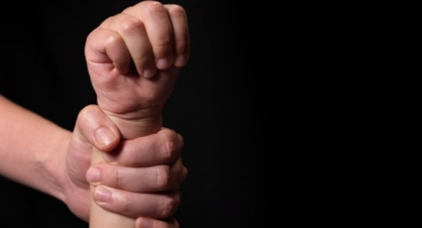 Şiddet gören 2 yaşındaki çocuk entübe edildi