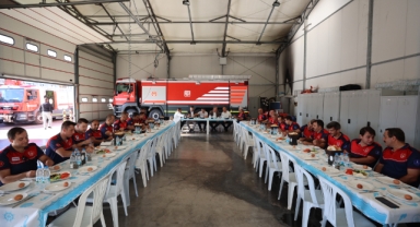 Urla Belediye Başkanı Selçuk Balkan, itfaiyecilerle kahvaltıda buluştu