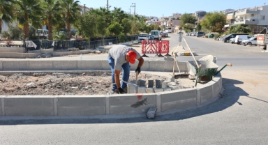 Urla Belediyesi, Erdoğan Ker Caddesi'nde kavşak ve yol düzenlemesi yapıyor