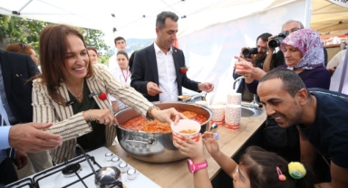 Yamanlar Domates Şenliği Karşıyaka’ya renk kattı