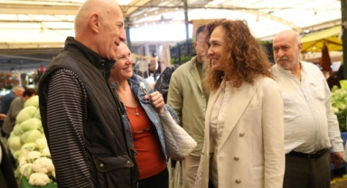 Başkan Ünsal pazar yerinde esnaf ve vatandaşla buluştu