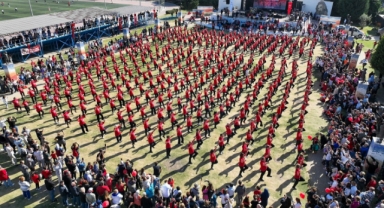 Gaziemir’de Cumhuriyet coşkusu harmandalı ile yaşandı