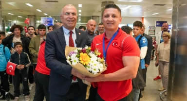 Gaziemirli güreşçi Oktay Kahraman dünya 3.’sü oldu