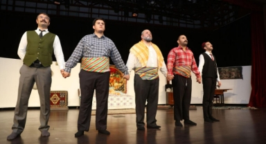 Güzelbahçe’de 101. Yıl coşkusu: ‘Sen Cumhuriyet’ tiyatro oyunu sergilendi