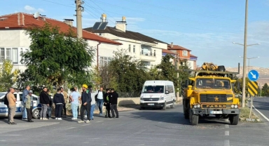 İş makinesi ve öğrenci servisi çarpıştı: 4 öğrenci yaralandı