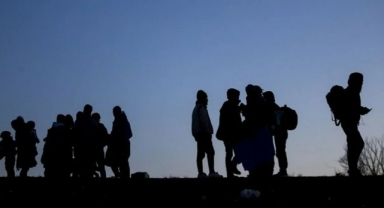 İzmir açıklarında kaçak göçmen akını: 109 kişi yakalandı! 