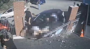 İzmir'de aracın kontrolünü kaybeden sürücü, okul bahçesine girdi: 3 kişi yaralandı