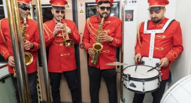 İzmir Metrosu'nda 29 Ekim kutlaması