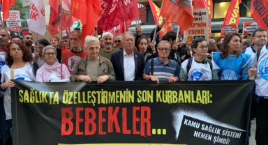 İzmir, ölen bebekler için tek ses oldu: “Gerçek, çöken bir sağlık sistemidir”