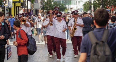Karşıyaka Belediye Bandosu’ndan coşku dolu sokak konserleri