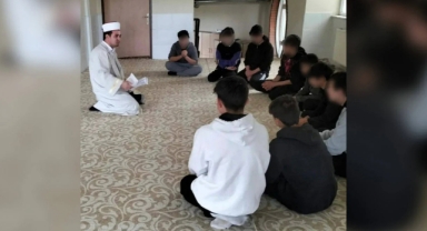 Laik eğitime bir darbe daha… Uşak'ta TÜGVA'cı müdür cübbeyle ders verdi! 