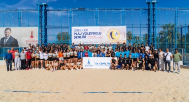 Liseli gençlerden plaj voleybolu ve müzik şöleni