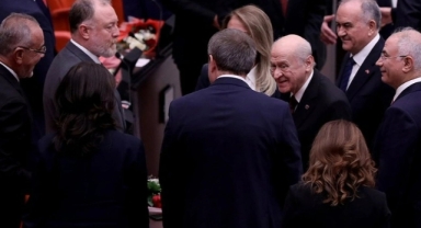 MHP lideri Bahçeli, hedef aldığı DEM Partililerle tokalaştı 