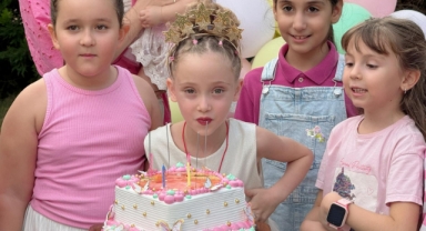 Minikler dünya çömlek ustası ile bir araya geldi: Pasta kestiler, çömlek yaptılar