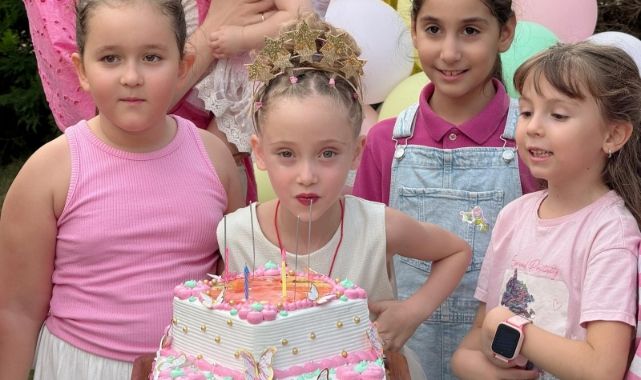 Minikler dünya çömlek ustası ile bir araya geldi: Pasta kestiler, çömlek yaptılar